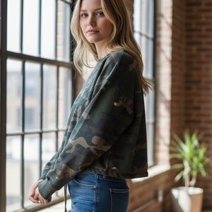 RD Style Camo Cropped Sweatshirt Size M Adjustable Hem